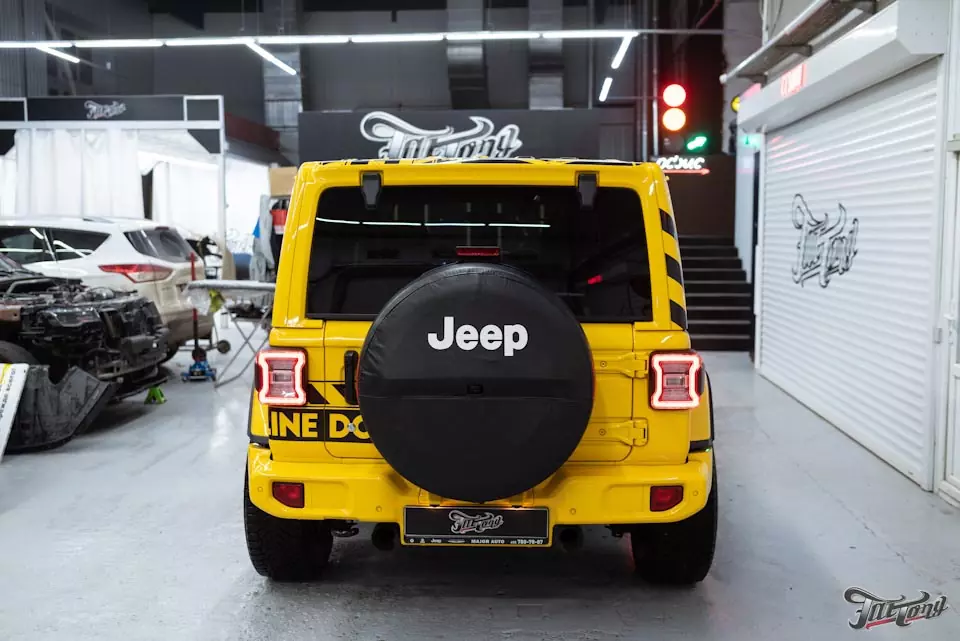 Jeep Wrangler. Разработка графики, печать и оклейка, динамические ходовые огни в фары, желтые ремни и окрас металлического бампера.